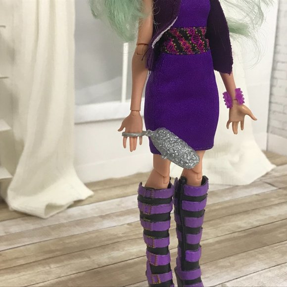 Madeline Hatter doll wearing purple dress - Picture 4 of 5